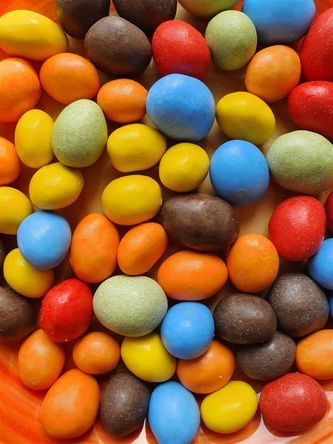 Fargerikt godteri med mange E-stoffer i fargene